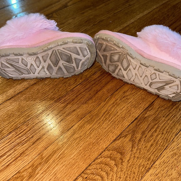 Cat & Jack - Faux fur size 7 toddler slippers in pink - Picture 5 of 6